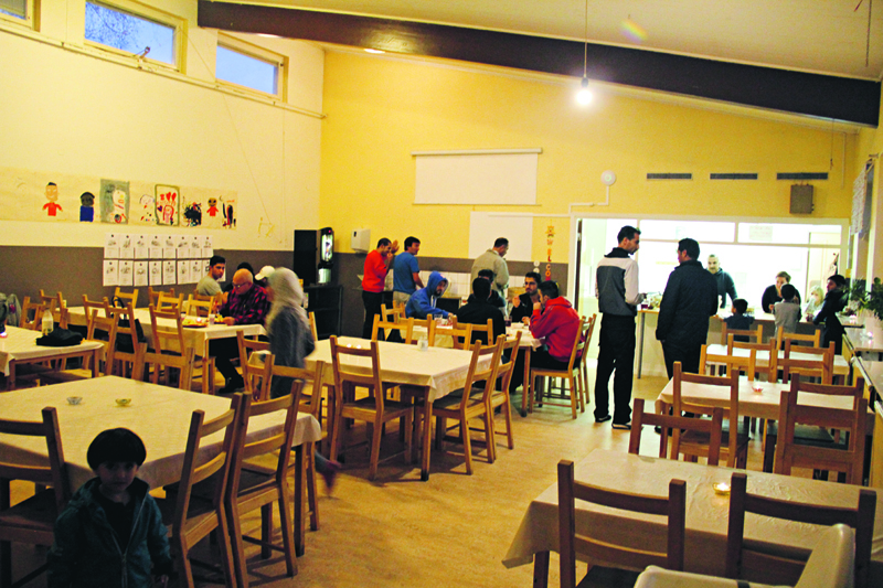 Matsalen är flyktingförläggningens samlingspunkt. Ikväll är det språkkafé.